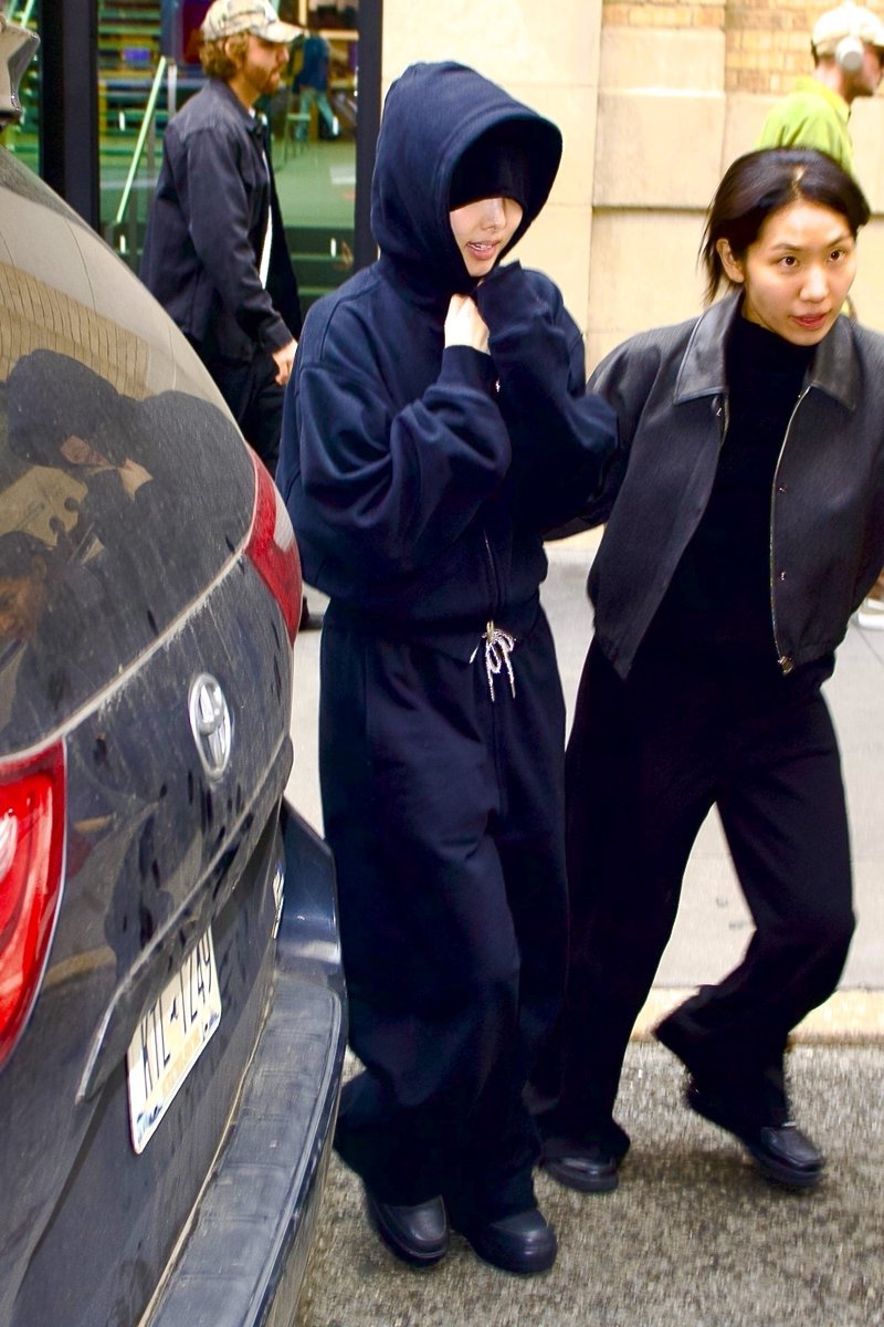 KarasCasshern's tweet photo. Nayeon out in NYC before Victoria Secret Show

#Nayeon #나연 #ナヨン #VSFashionShow
#TWICE #트와이스 https://t.co/NQGsxPqF2w