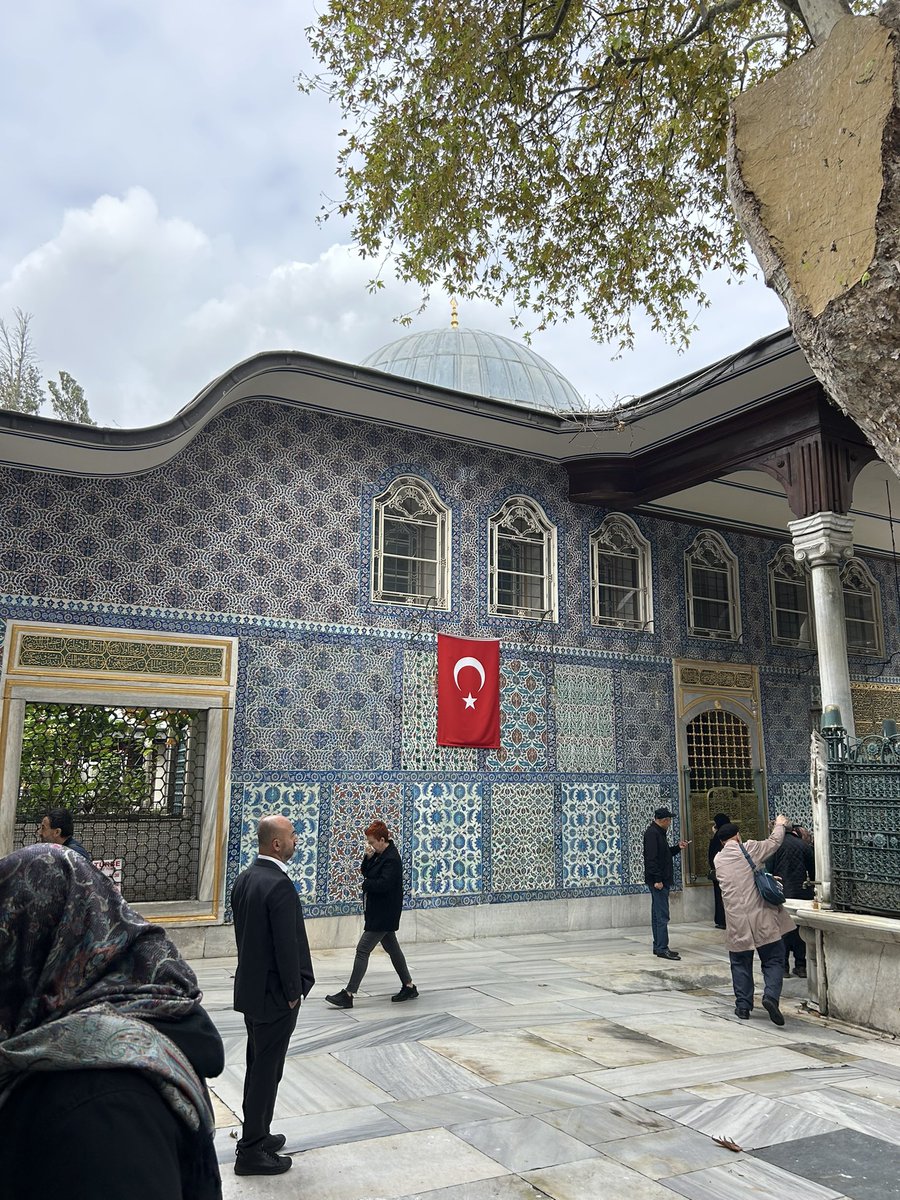 alistumblrv2's tweet photo. today i visited the tomb of Abu Ayyub Al-Ansari, a companion of the Prophet pbuh, the spiritual heart of Istanbul. went with my family and it was a sincerely moving experience for all of us https://t.co/r6FnQIR7Df