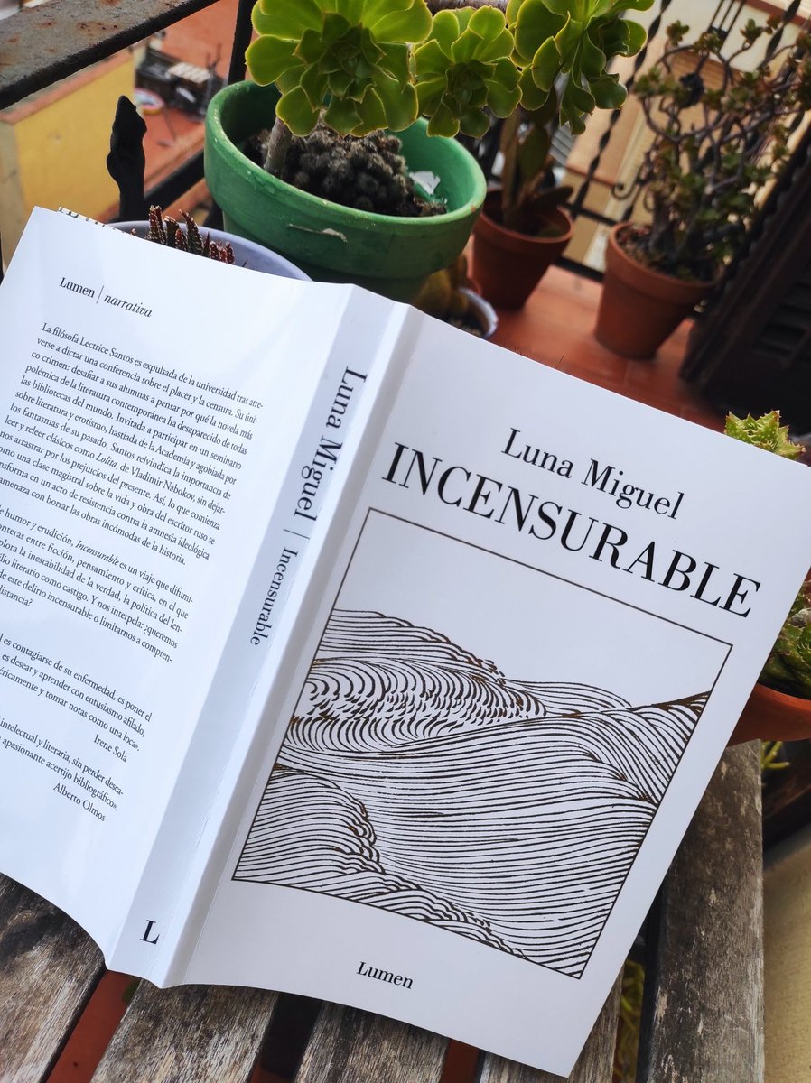 ladylibrorojo's tweet image. Sobre #Lolita y #Humbert
Sobre La Literatura. ¿Quién no ha sentido algo así?💥
"con esa escritura tan perfecta, a una se le olvida pronto que lo que está leyendo es la confesión de un crimen y, sin haberlo pensado ni consentido, desea participar de él"
#Incensurable @lunamonelle
