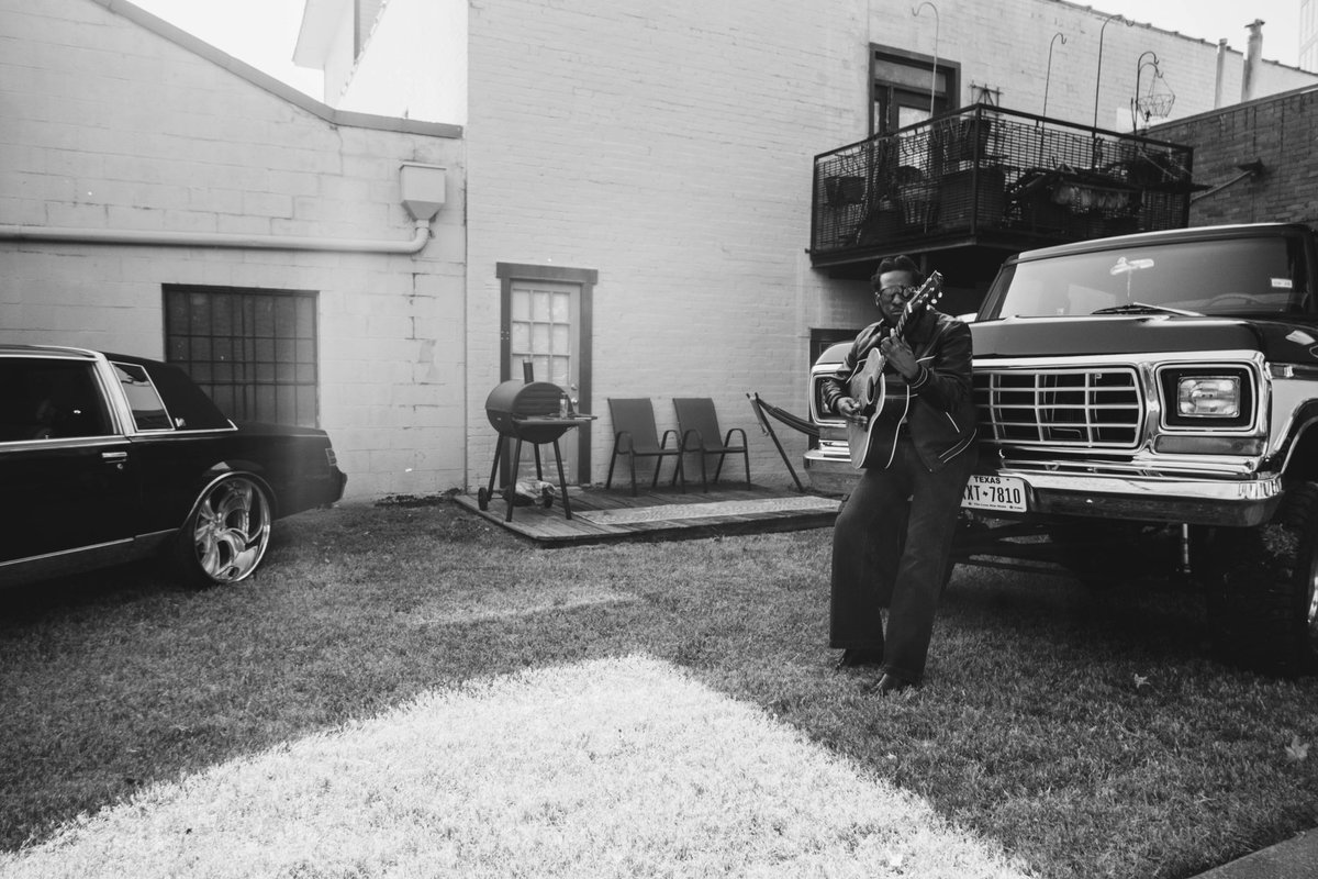 LONESTAR BABIES 🇨🇱

Yakiyn &amp; Leon Bridges shot by <a href="/byfredymejia/">Fredy Mejia</a>