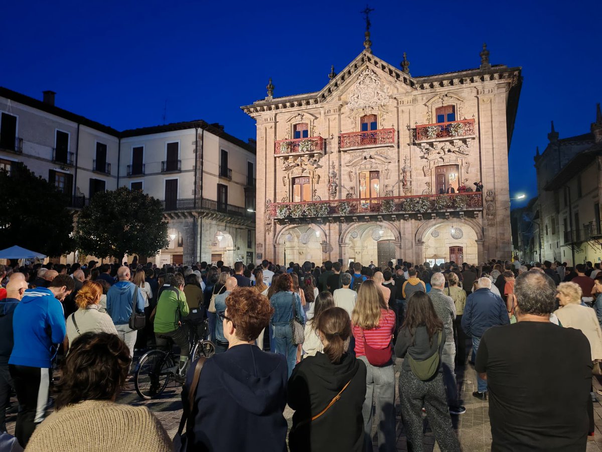 Palestinaren kontrako genozidioa salatzeko hitzorduak izan ditugu. Gaur ere, bete egin da Oñati.

Harro, gure herriaz eta gure inguruneaz (ikasleak, enpresa eta kooperatibetako jendea, irakasleak, pentsiodunak...).

Gu, ez gara egon, eta ez gaude, bidegabekeriak onartzeko prest.
