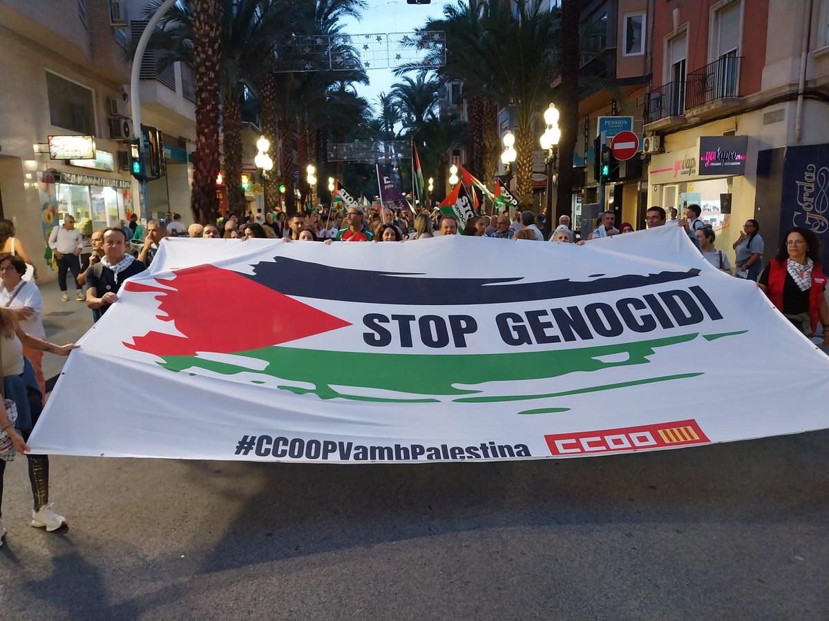 Nos manifestamos para mostrar nuestro apoyo a la comunidad Palestina. El clamor por la justicia y la paz no puede menguar. 
#Palestina #CCOOambPalestina #StopGenocidio #15Octubre #NosMovilizamosPorPalestina #FuturoParaPalestina