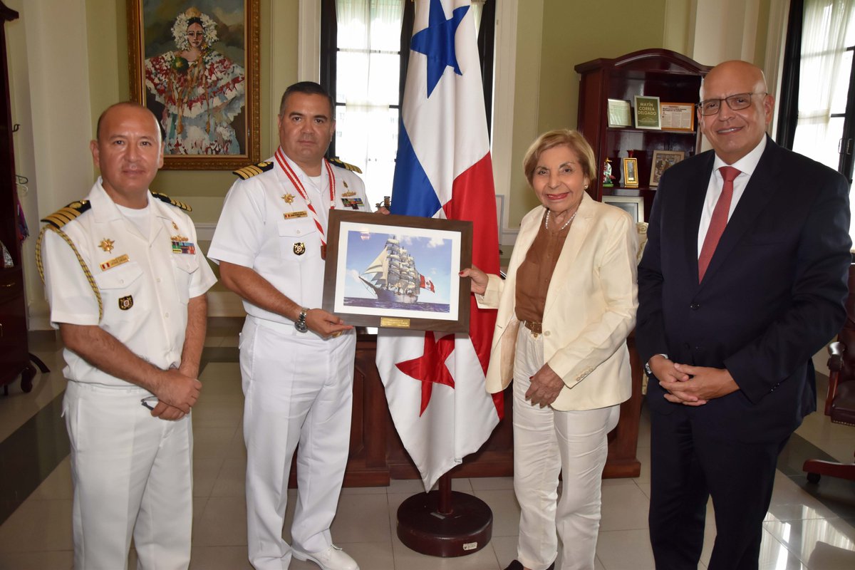 La Gobernadora <a href="/CorreaMayin/">Mayin Correa</a>, recibió la visita del embajador del Perú, S.E. Mario López Chavarri, en compañía del Capitán de Navío, Juan José Roncagliolo Gómez, Comandante del Buque Escuela “Unión” de la Armada Peruana y el agregado de Defensa, Capitán de Navío José Vega.