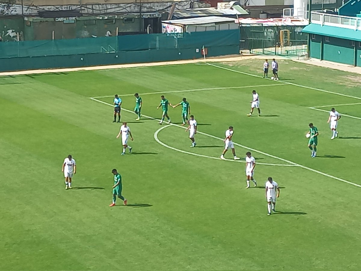 Goool de Ferro. Gran jugada de Mateo Monserrat, entró al área y definió fuerte ante la salida del arquero.

#JuegaFerro y ahora Los Pibes empatan 1 a 1 vs Lanús.