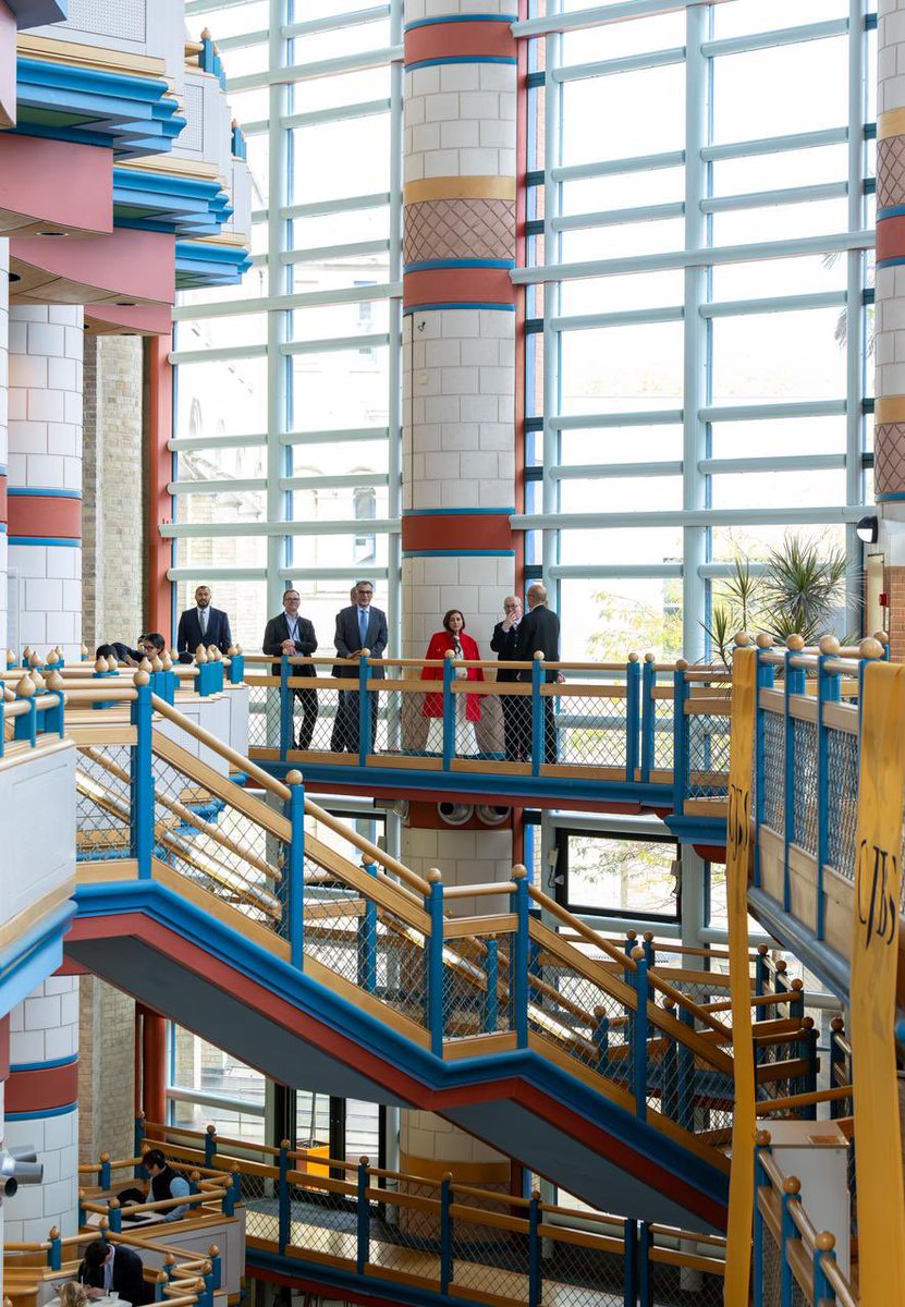 سعدت بزيارة كلية كامبريدج للأعمال، حيث يلتقي التميز الأكاديمي برؤية ريادية ملهمة. هذا المكان يوفر البيئة المثالية لمناقشة الأفكار حول الابتكار والقيادة وتأثيرهما الواسع في المجتمع.