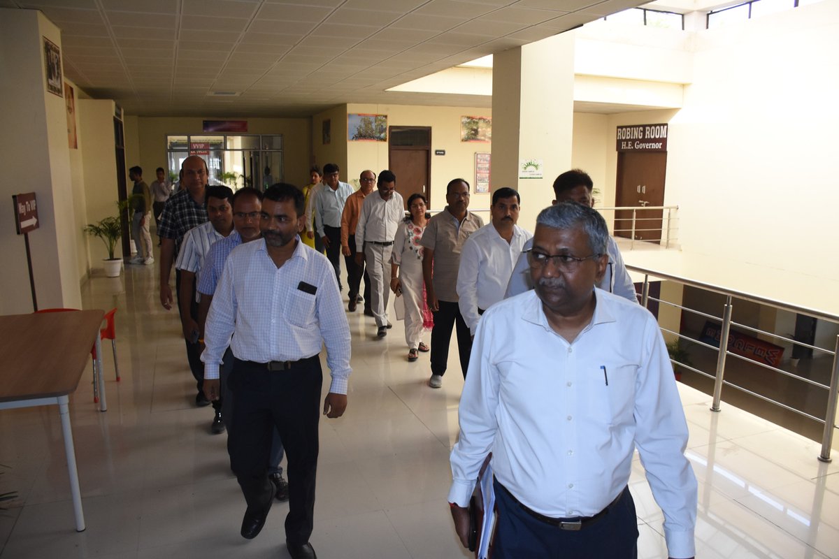 BUAT_BANDA's tweet photo. Hon’ble Vice-Chancellor inspected the venue arrangements for the upcoming 11th Convocation to be held on October 16. He was accompanied by University Registrar, Prof. S.K. Singh, and other officials.
#Convocation #BUATBANDA https://t.co/mIVqi4dBGf