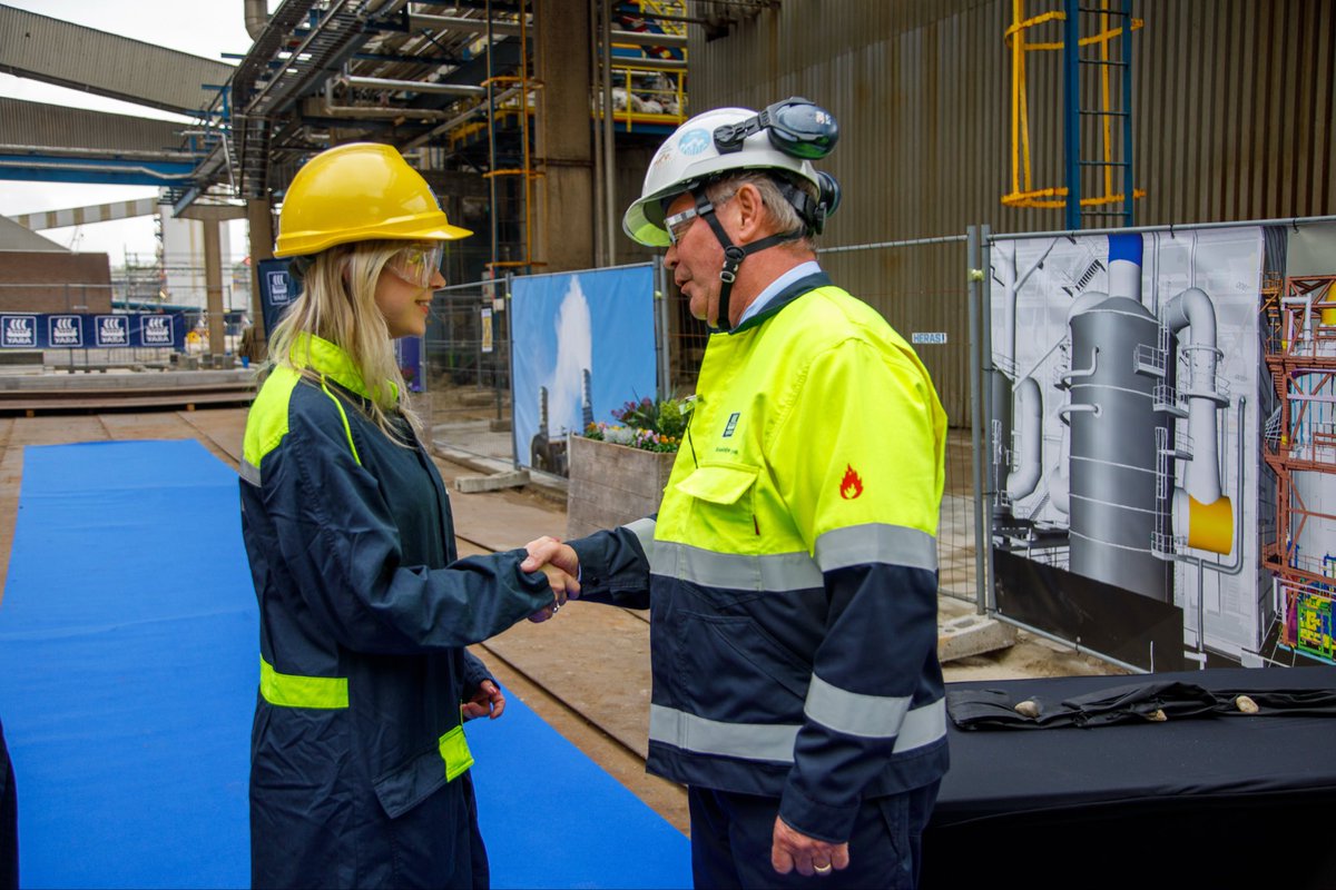 Mooi om te zien hoe de industrie haar verantwoordelijkheid pakt; alle sectoren zijn immers aan zet om de uitstoot te verminderen. Deze installatie helpt stikstof, ammoniak en fijnstof terug te dringen: goed voor natuur, luchtkwaliteit en leefomgeving. 2/2