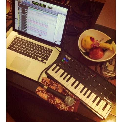 BMRETROF's tweet photo. Bruno Mars: Day off! Damn near midnight and Iβm in my hotel room making monster beats yo! #WhenImOffImOnOne #ThinkAboutIt #Blessings #LicksLips https://t.co/uZ1SwXlxEE