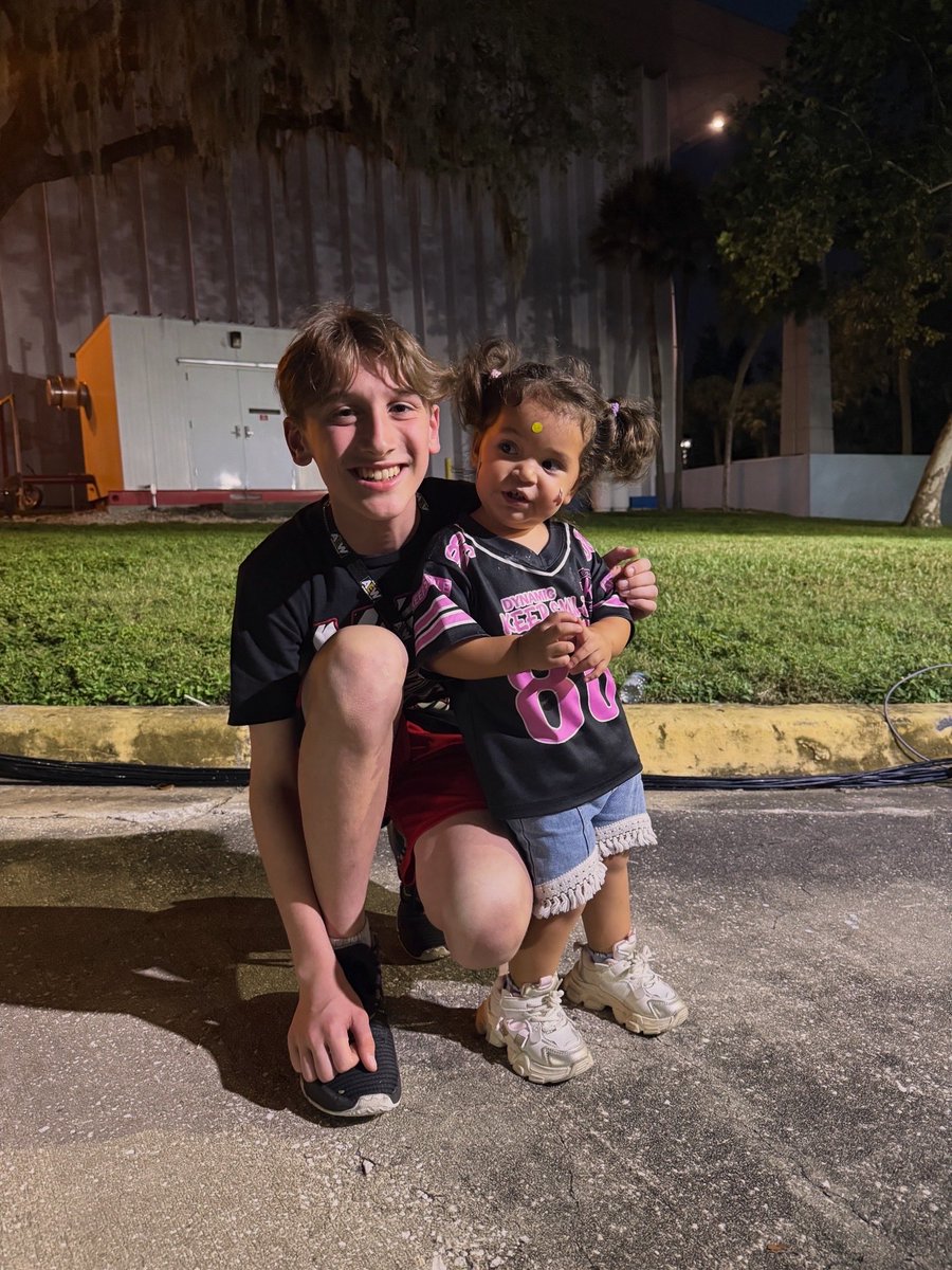 Me: Luna who do you want to invite for your birthday? 
Her: Brodie mama, Brodie please !!! 

I love that she loves him as much as I do ❤️🥹
