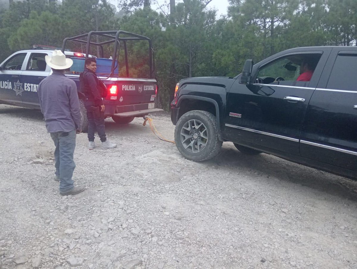 sspdgo's tweet image. #DurangoRenace Con proximidad social, auxilian a persona de la tercera edad que su vehículo sufrió una avería mecánica, en un camino de la lejana localidad Canoas del Mezquital, brindándole apoyo por parte de elementos de la Policía Estatal #SSPDgo.