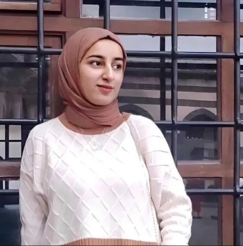 Kız öleli tam 1 yıl olmus ama telefonunun şifresini açabilmek için daha bugun uzman görevlendirmisler. Demek ki babası üstünde durmasa intihar deyip kapanacaktı dosya. 
Biz kadınların dirisi de sahipsiz, 
ölüsü de. #rojinicinadalet