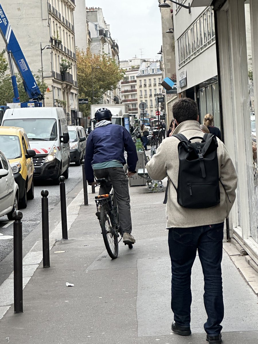 La campagne de <a href="/egregoire/">Emmanuel Grégoire</a> pour lé vélo et la réalité ! 
Heureusement il a phosphoré pendant longtemps pour nous sortir un "code de la rue" aussi inutile que son "manifeste pour la beauté"#Paris #municipales 
Avec quel argent les nouvelles pistes cyclables au fait ? #saccageparis