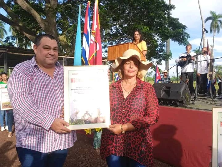 Participamos en el acto nacional por el Día de la Mujer Rural, celebrado en la CPA Jesús Suárez Gayol, municipio #Camagüey, donde se reconoció el papel esencial de las campesinas en la soberanía alimentaria y el desarrollo local.
#PorCamagüeyTodo