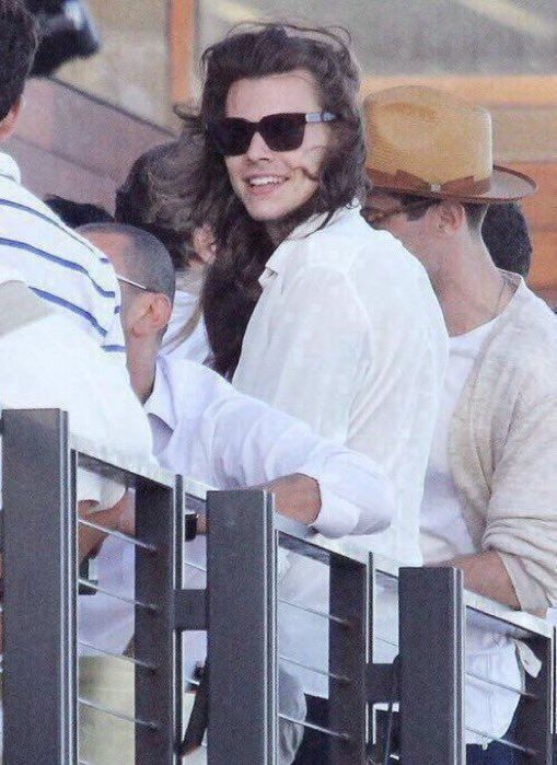 starrysunflowrs's tweet image. Louis&apos; girlfriend (woman)
