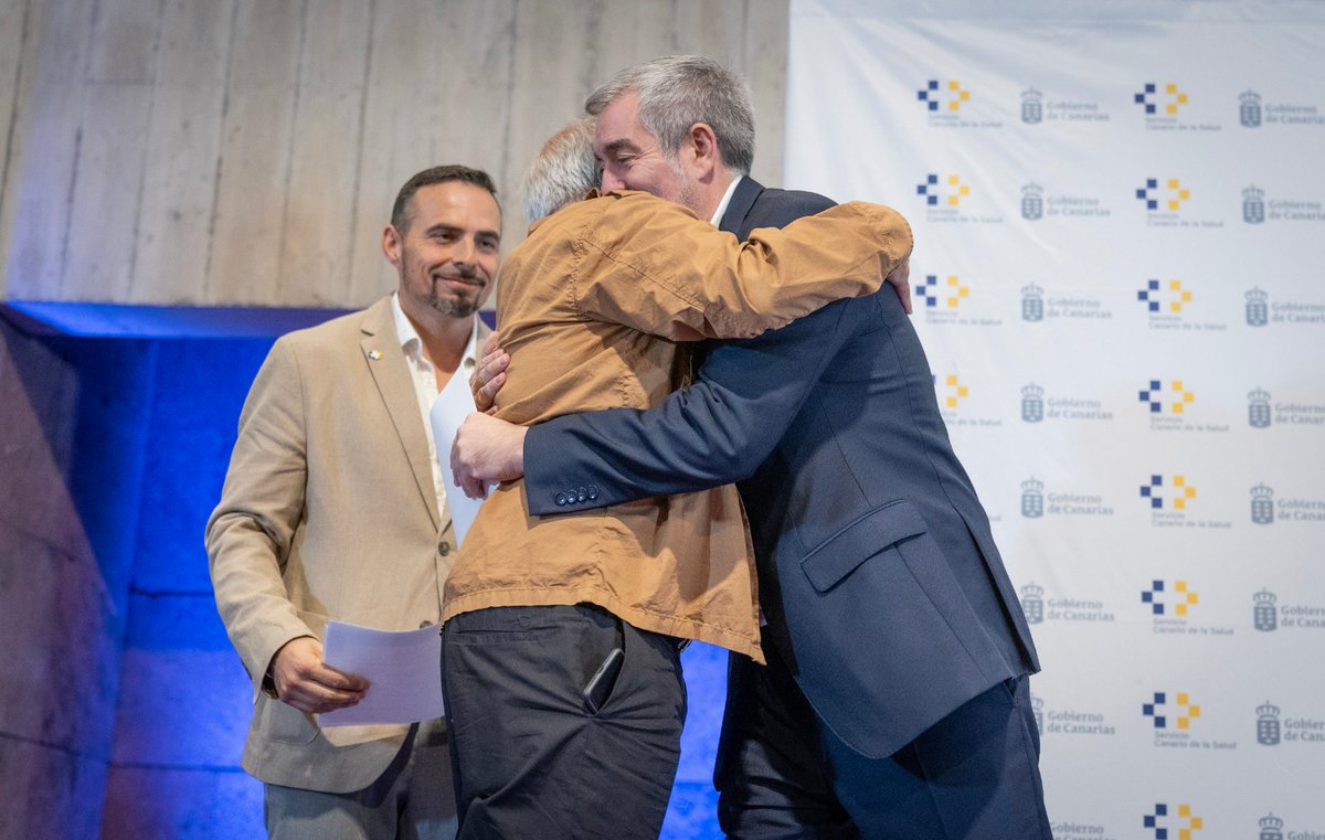 FClavijoBatlle's tweet photo. La Gerencia de Atención Primaria en Tenerife celebra sus 40 años. La Atención Primaria es referente y eje vertebrador del sistema sanitario, y evoluciona con la incorporación de la tecnología, pero que cuenta con el activo más poderoso: los profesionales de la sanidad pública que trabajan desde la cercanía y la asistencia personalizada. Muchas gracias por su labor diaria de dedicación para mejorar la salud de todos los canarios y canarias.