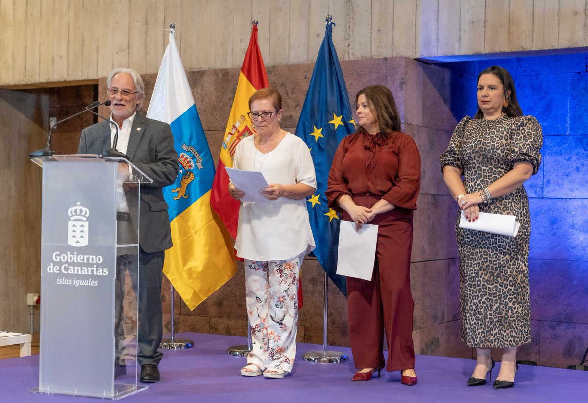 FClavijoBatlle's tweet photo. La Gerencia de Atención Primaria en Tenerife celebra sus 40 años. La Atención Primaria es referente y eje vertebrador del sistema sanitario, y evoluciona con la incorporación de la tecnología, pero que cuenta con el activo más poderoso: los profesionales de la sanidad pública que trabajan desde la cercanía y la asistencia personalizada. Muchas gracias por su labor diaria de dedicación para mejorar la salud de todos los canarios y canarias.