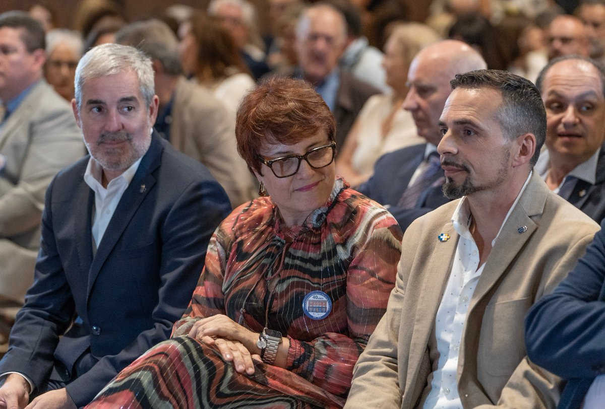 FClavijoBatlle's tweet photo. La Gerencia de Atención Primaria en Tenerife celebra sus 40 años. La Atención Primaria es referente y eje vertebrador del sistema sanitario, y evoluciona con la incorporación de la tecnología, pero que cuenta con el activo más poderoso: los profesionales de la sanidad pública que trabajan desde la cercanía y la asistencia personalizada. Muchas gracias por su labor diaria de dedicación para mejorar la salud de todos los canarios y canarias.