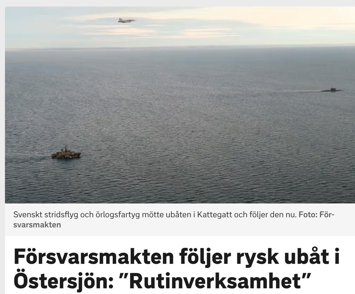 mikaelgrev's tweet photo. Att följa en ubåt med ett stridsflygplan är inte enkelt. 

Men det är därför som man kan flyga så långsamt med ett Gripen.

Det svåraste momentet är om de dyker, då måste man följa efter direkt, innan ubåten hinner få upp farten. Även om stridsflyg är snabba i luft, så är det ganska långsamma i vatten. Anledningen är att ljudets hastighet är snabbare i vatten och därför så bullrar motorn så otroligt att man bara kan köra på halvgas.

Själv har jag följt många ubåtar under vatten, men det finns inga bevis eftersom kameran bara var godkänd 0-30000 meters höjd. 😤

Det många inte vet är att undervattensoperationer med stridsflyg är ENDA ANLEDNINGEN att man har syrgasmask på sig under flygningen. Och att det ser fränt ut.
https://t.co/4Wy2YlWFmT