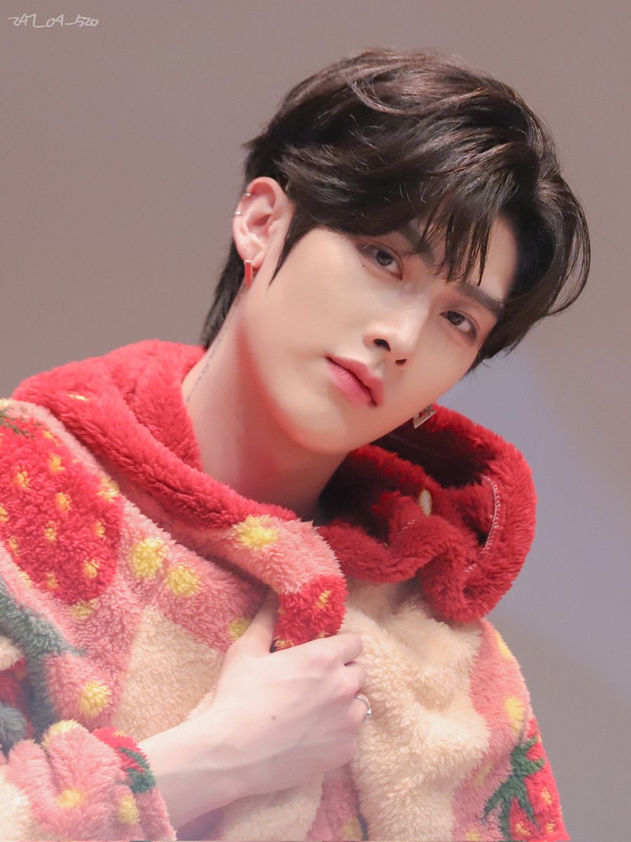 riksluv's tweet image. RICKY WEARING A STRAWBERRY HOODIE OH MY GOD 🥹 ..