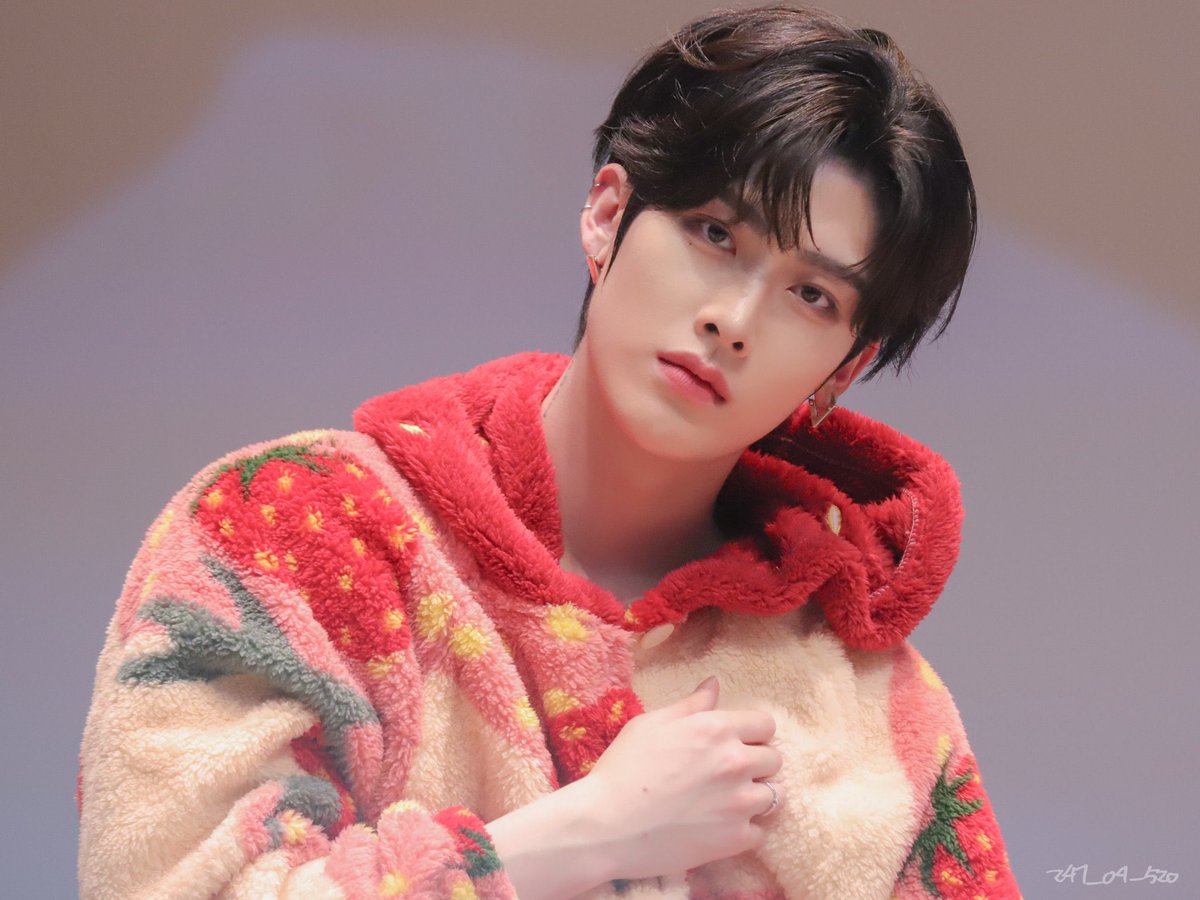 riksluv's tweet image. RICKY WEARING A STRAWBERRY HOODIE OH MY GOD 🥹 ..