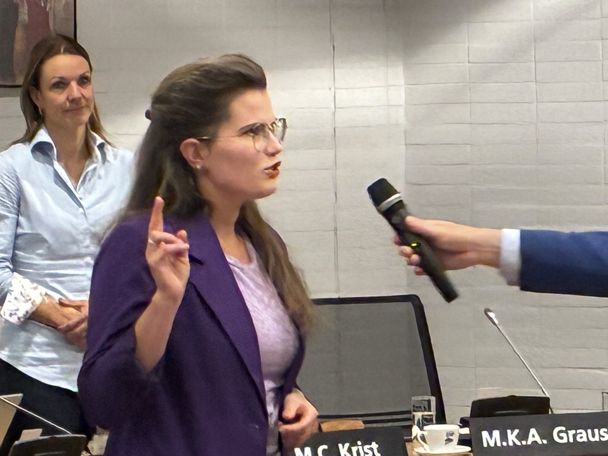 Namens ChristenUnie wordt Yvonne de Wijn beëdigd als commissielid van de gemeenteraad van Bodegraven-Reeuwijk. Fijn dat jonge mensen zich willen inzetten voor de plaatselijke politiek. Welkom en heel veel succes!