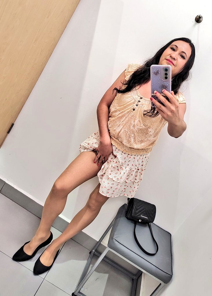 Excelente miércoles!
Les gustan mis medias naturales jiji?
Mostrando un poquito en el probador jeje y si me siguen en Tiktok les mando otra, así que apoyenme y mandén mensajito!
Besitos ricos... 😘