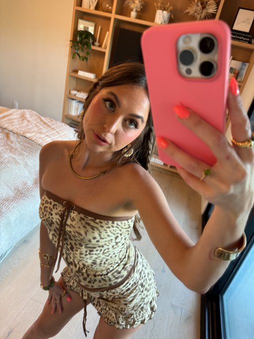 Finish this sentence: My dress is tight just like.... https://t.co/jd1TVnC33a