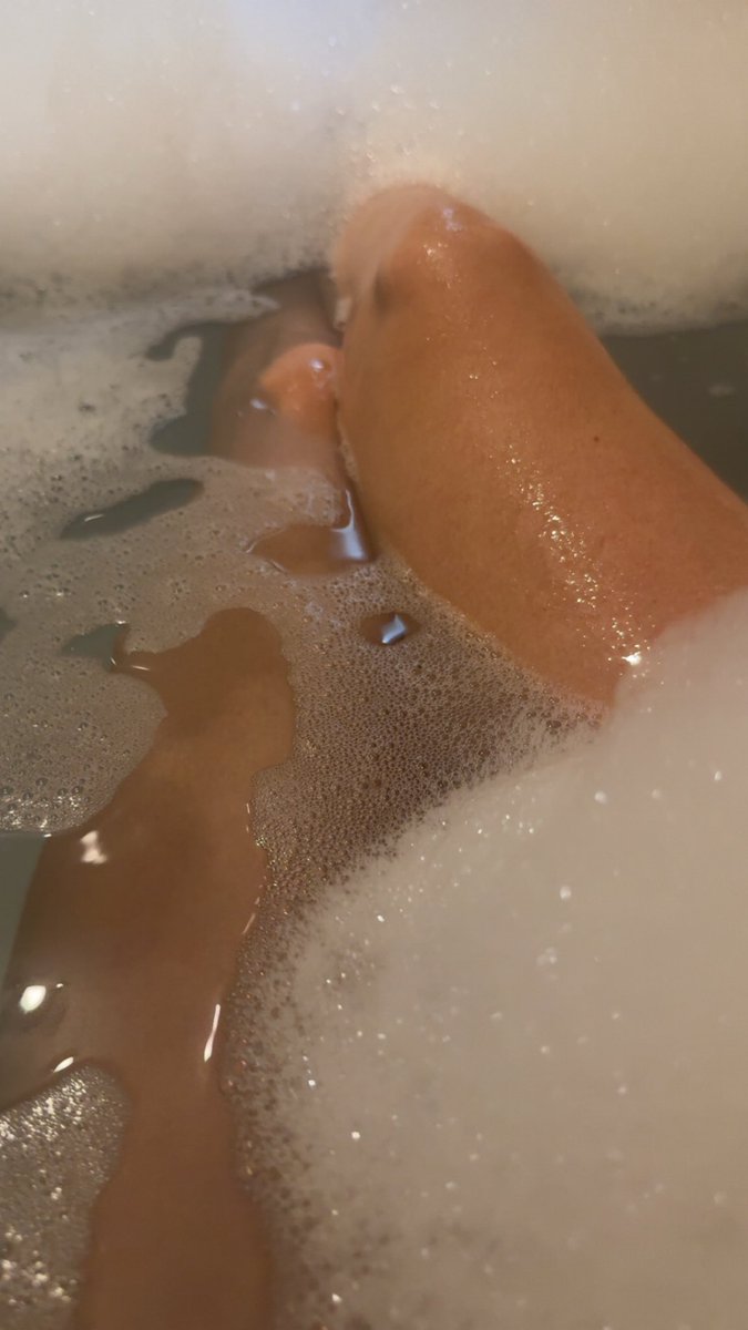 Cmariel1990's tweet photo. I need a hand washing my back https://t.co/USrPPeUxTu