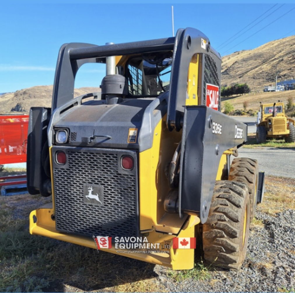 SavonaEquipment's tweet image. John Deere 326E skid steer. W/ 76in by 32in by 16.5in bucket, forks, ROPS/FOPS cab, cab operated quick change, heating &amp;amp; AC. 71HP 4-cyl engine. 2443kg tipping load, 1221kg operating capacity. Specs on website. savonaequipment.com/en/john-deere-… #skidsteer #skidsteerloader #skidloader