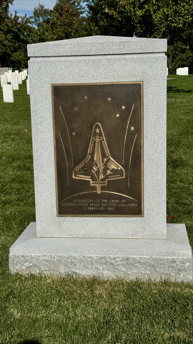 CGProgram's tweet image. Challenger and Columbia.
Arlington National Cemetery.