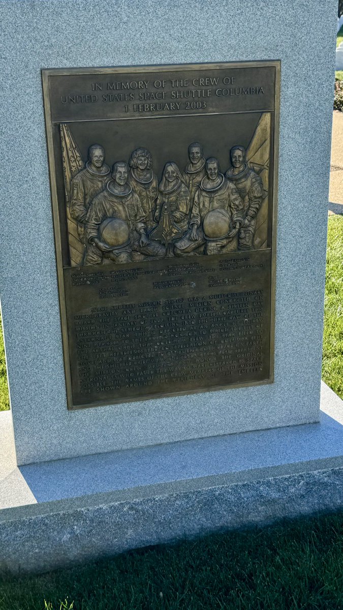CGProgram's tweet image. Challenger and Columbia.
Arlington National Cemetery.