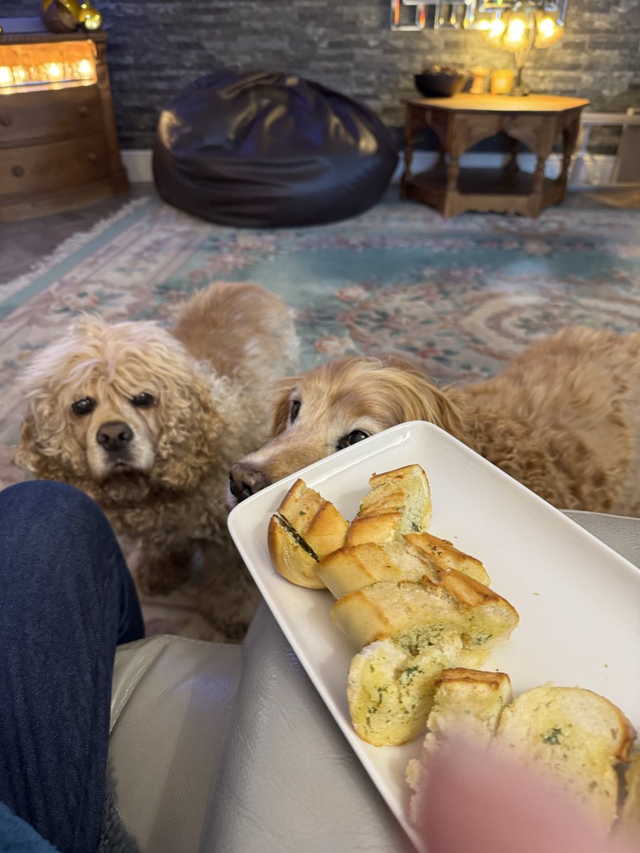 Mum, if we promise not to kiss you, can we have some garlic bread? #PrettyPlease #Mmmmm 😋😋