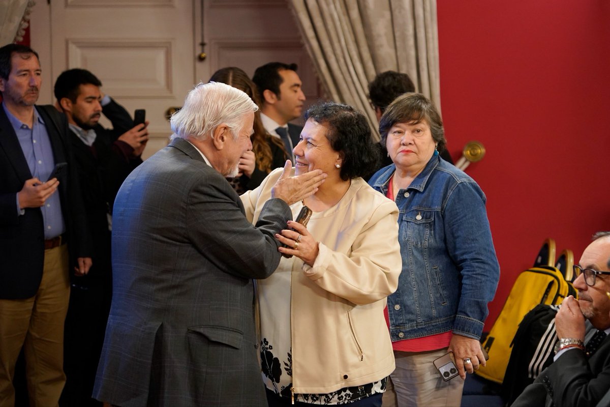 Hoy se promulgó la ley que crea la calificación jurídica de ausente por desaparición forzada reparando, en parte, las injusticias que han vivido las familias víctimas de la dictadura. Nuestro abrazo para quienes luchan por verdad y justicia, toda la vida.