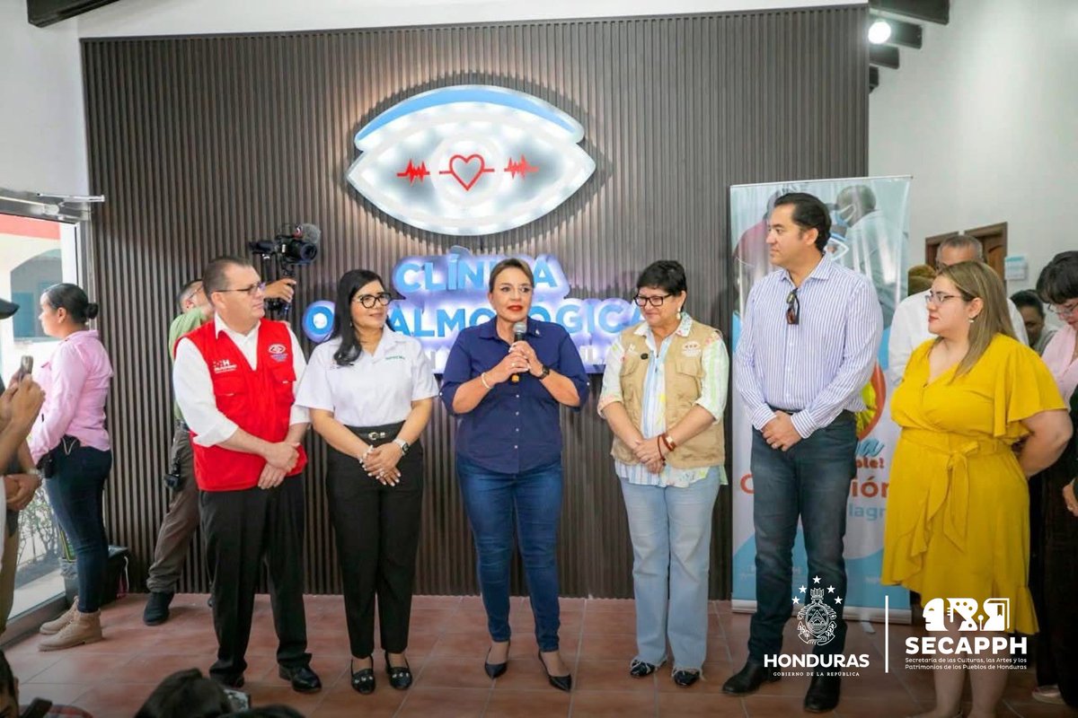 SECAPPH's tweet image. #SECAPPHInforma 👩🏻‍💼🇭🇳 La presidenta @xiomaracastroz supervisó la atención que brinda la Clínica Operación Milagro en San Pedro Sula, reafirmando el compromiso de su gobierno con la salud visual de los hondureños.

👁️🏥 Destacó que la atención es gratuita y sin distinción política,…