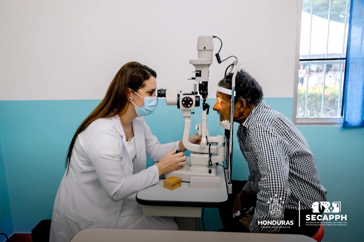 SECAPPH's tweet image. #SECAPPHInforma 👩🏻‍💼🇭🇳 La presidenta @xiomaracastroz supervisó la atención que brinda la Clínica Operación Milagro en San Pedro Sula, reafirmando el compromiso de su gobierno con la salud visual de los hondureños.

👁️🏥 Destacó que la atención es gratuita y sin distinción política,…