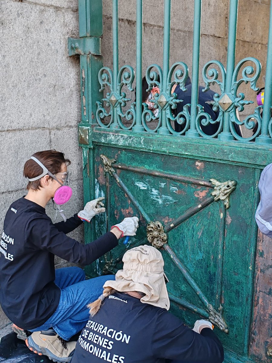 Nueva intervención patrimonial en el Cementerio General 🏛️
Estudiantes de Restauración de Bienes Patrimoniales de <a href="/DuocUC/">Duoc UC</a>  iniciaron la restauración del portón metálico de la Cúpula del edificio de Administración, obra original de 1890 de la Fundición Val d’Osne (Francia)