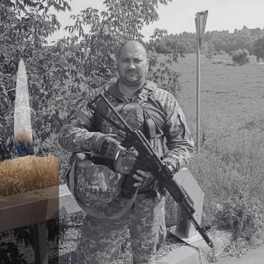 pogrebeckij's tweet photo. Фастівська громада у скорботі
Додому на щиті повертається Воїн Павло Гацюк, який загинув під час виконання бойових завдань на Чернігівщині.
Павло Валентинович Гацюк народився 24 квітня 1985 року у м.Фастові. Навчався в Фастівській загальноосвітній школі №7.
Після завершення навчання Павло Валентинович працював бригадиром у ТОВ «Компанія «Юнівест ��аркетинг», пізніше була робота друкарем вже за межами рідного Фастова.
14 жовтня 2006 року Захисник одружився з коханою Наталею. Пізніше родина поповнилася двома дітками – Андрієм та Софійкою.
З початком повномасштабного вторгнення ворога, чоловік добровільно став до лав Збройних Сил України. Мав звання молодшого сержанта, був головним сержантом-командиром стрілецького відділення стрілецького взвод�� 24 стрілецької роти 8 батальону ТРО. Мав позивний «Ганс».
Павло Гацюк був надійним другом, люблячим чоловіком і турботливим татусем.
12 жовтня 2025 рок під час виконання бойового завдання на Чернігівщині Захисник загинув.
У скорботі залишилися дружина Наталія, діти Андрій та Софія, батько Валентин, теща Людмила, сестри Марія та Ольга  й уся велика родина.