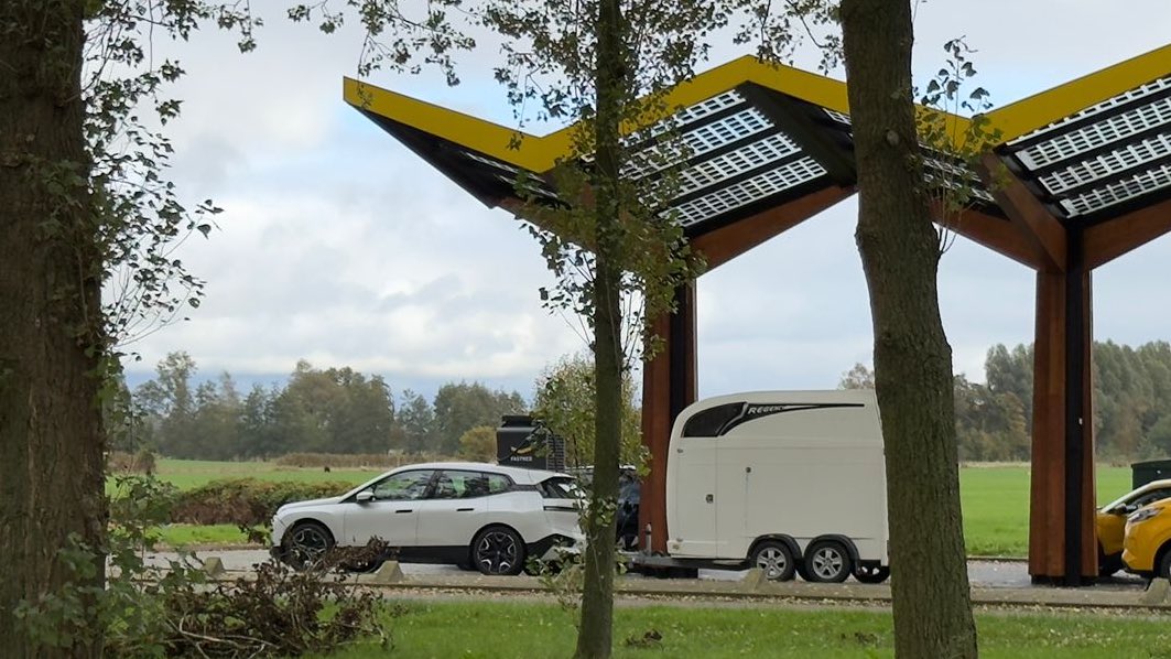 Met deze auto nog net even te veel laden..

Zeker met een beladen trailer..🤦‍♂️

Maar we hebben het gered.. een ritje naar het hoge noorden en weer terug..

Maar!! Ik heb wel weer een mooie werkende tuintractor💪

Morgen maar even eruit halen, ik ben het nu wel zat na 9 uur in de