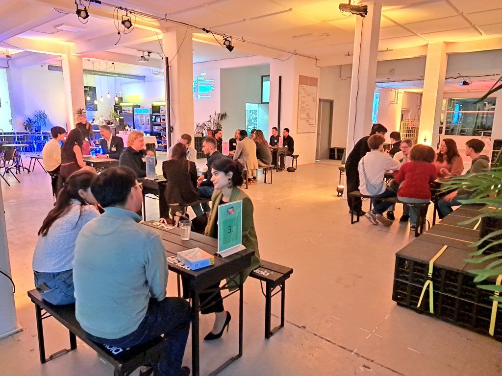 Gemeenteraad070's tweet photo. 💬 De jongeren gaan nu in groepen in gesprek met de Haagse raadsleden en fractievertegenwoordigers. Ook wethouder @bredemeijer en de @Jeugdombuds_dh doen mee! 

#RaadInDeStad #Jongerentop070 https://t.co/hrpe1zFmnh