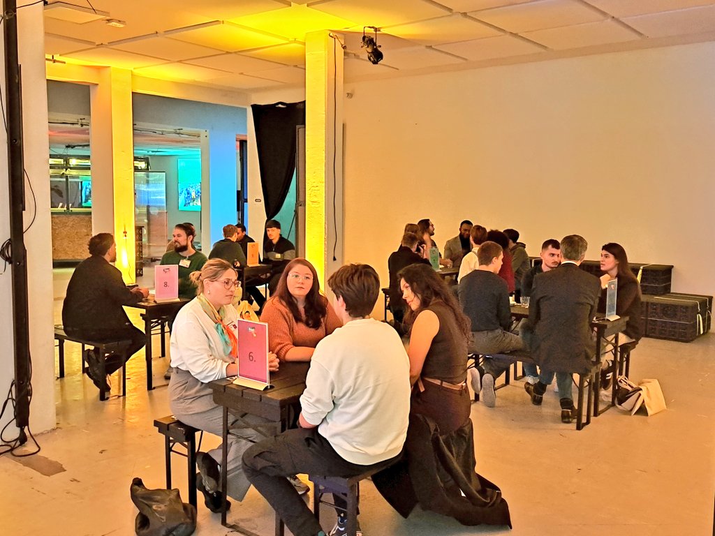 Gemeenteraad070's tweet photo. 💬 De jongeren gaan nu in groepen in gesprek met de Haagse raadsleden en fractievertegenwoordigers. Ook wethouder @bredemeijer en de @Jeugdombuds_dh doen mee! 

#RaadInDeStad #Jongerentop070 https://t.co/hrpe1zFmnh