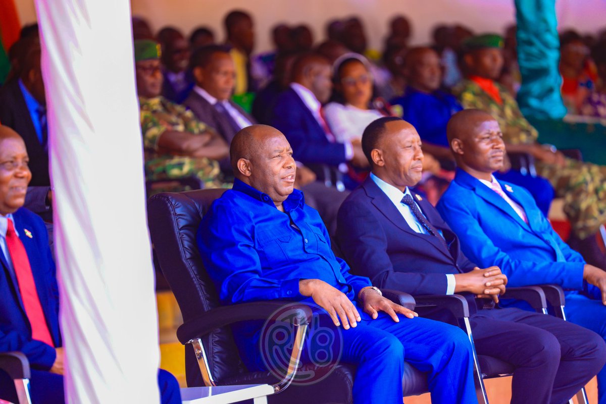 RTNBurundi's tweet photo. #Burundi : Présentation officielle du nouvel administrateur communal de Rutana

Ce mercredi 15 octobre 2025, le stade de #SOSUMO a accueilli une cérémonie officielle consacrée à la présentation du nouvel administrateur communal de Rutana de la province de Burunga, Gordien Ntakirutimana. L’événement a été honoré par la présence du Président de la République, Evariste Ndayishimiye  accompagné du ministre en charge de l’intérieur. La population de la commune Rutana s’est mobilisée en masse pour assister à cette cérémonie, témoignant de l’intérêt et de l’importance de ce moment pour la vie communale.