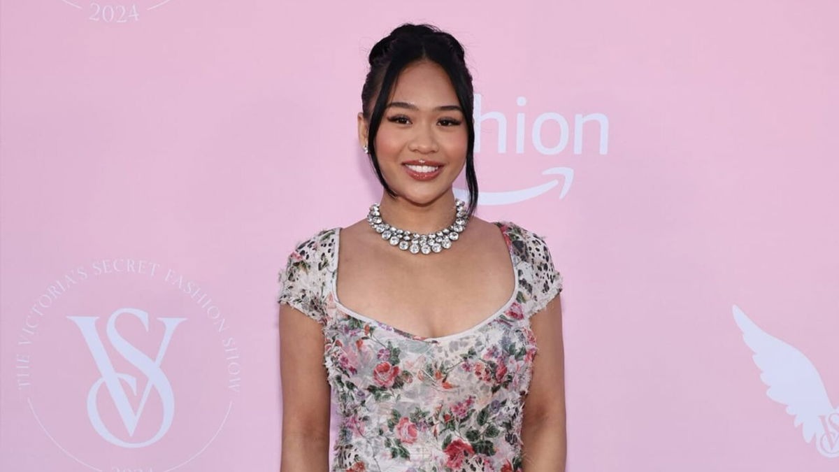 echoheadline1's tweet photo. Suni Lee Makes Stunning Runway Debut at the 2025 Victoria’s Secret Fashion Show
.
.
.
https://t.co/fsOvhBcRMQ

#sunilee #fashion #EntertainmentNews #Celebrities https://t.co/Qdt3CJlDxL