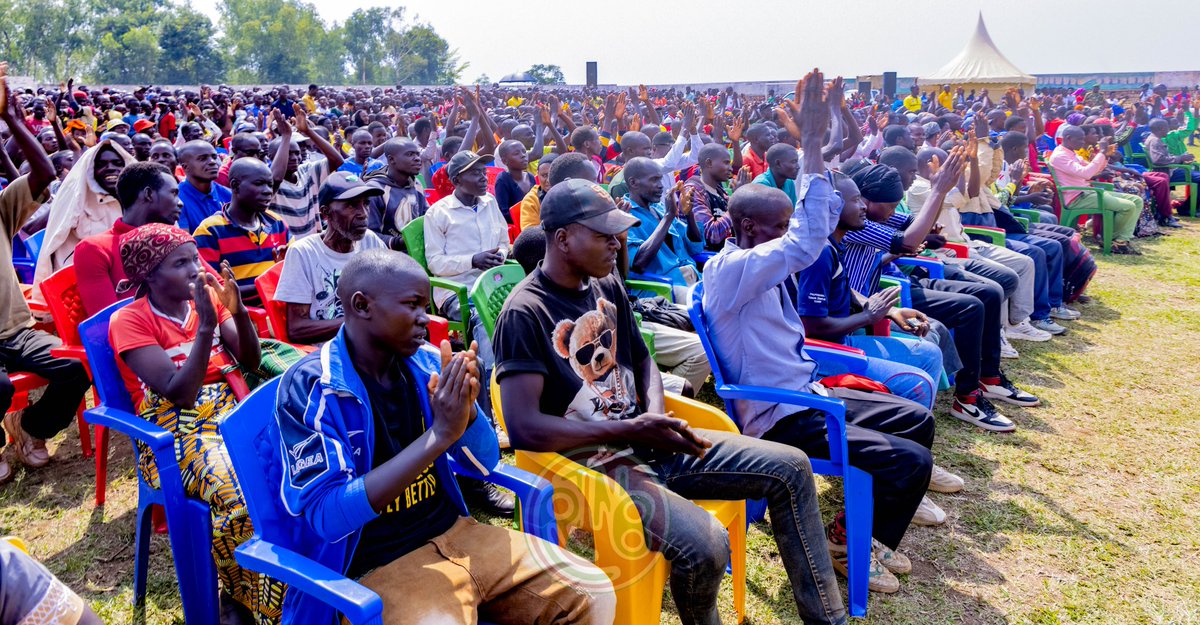 RTNBurundi's tweet photo. #Burundi : Présentation officielle du nouvel administrateur communal de Rutana

Ce mercredi 15 octobre 2025, le stade de #SOSUMO a accueilli une cérémonie officielle consacrée à la présentation du nouvel administrateur communal de Rutana de la province de Burunga, Gordien Ntakirutimana. L’événement a été honoré par la présence du Président de la République, Evariste Ndayishimiye  accompagné du ministre en charge de l’intérieur. La population de la commune Rutana s’est mobilisée en masse pour assister à cette cérémonie, témoignant de l’intérêt et de l’importance de ce moment pour la vie communale.