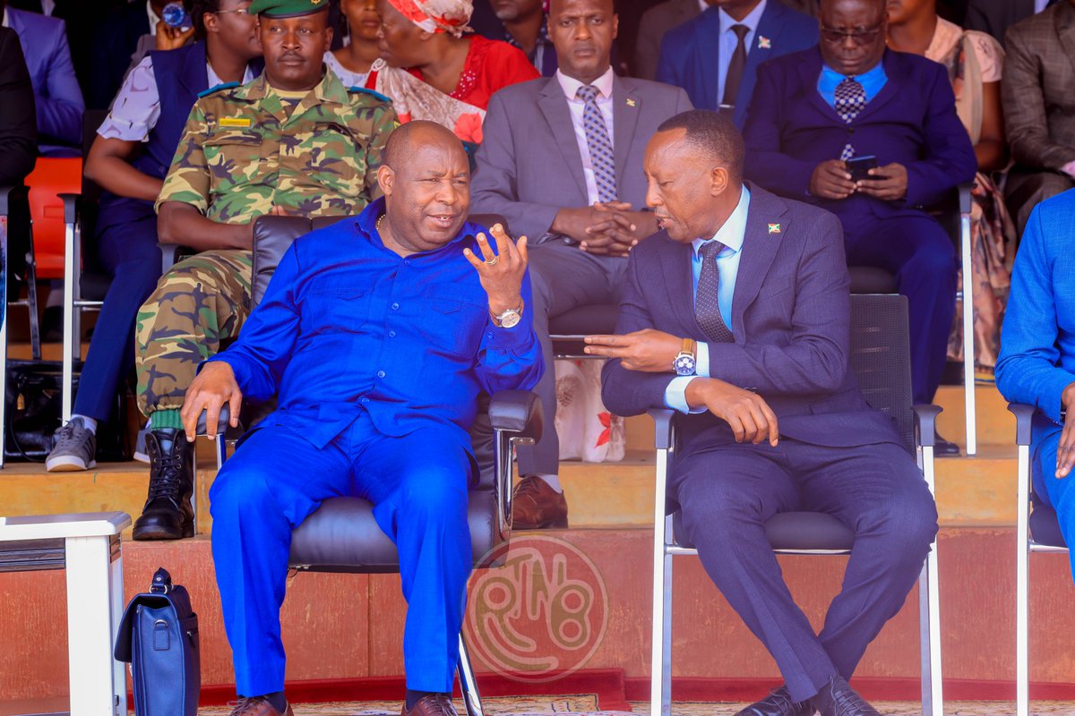 RTNBurundi's tweet photo. #Burundi : Présentation officielle du nouvel administrateur communal de Rutana

Ce mercredi 15 octobre 2025, le stade de #SOSUMO a accueilli une cérémonie officielle consacrée à la présentation du nouvel administrateur communal de Rutana de la province de Burunga, Gordien Ntakirutimana. L’événement a été honoré par la présence du Président de la République, Evariste Ndayishimiye  accompagné du ministre en charge de l’intérieur. La population de la commune Rutana s’est mobilisée en masse pour assister à cette cérémonie, témoignant de l’intérêt et de l’importance de ce moment pour la vie communale.