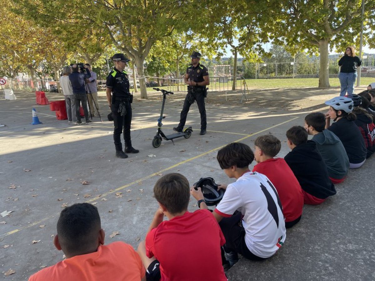 La Policia Local de Banyoles porta a terme tallers d’educació viària a uns 400 joves de primer d’ESO 

👀👉canalajuntament.cat/ca/articles/la…