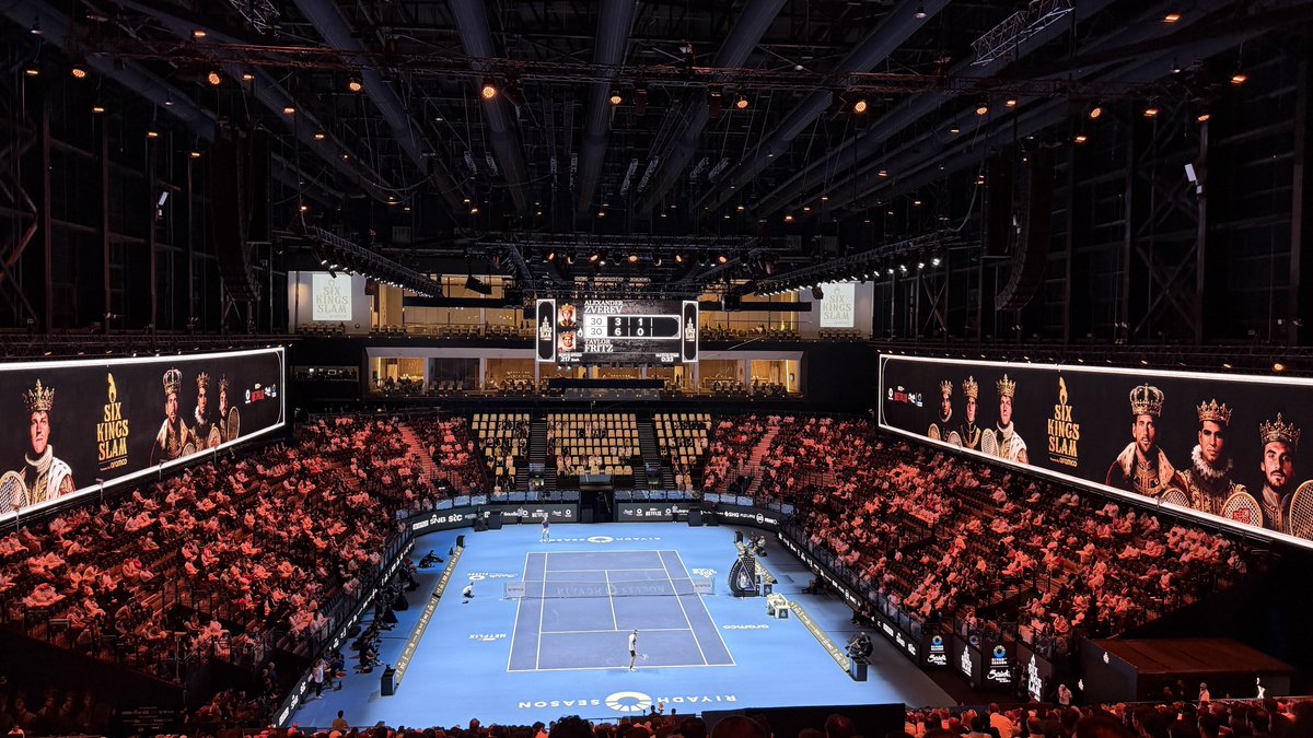 المدرجات فلّ والكل متحمّس يشوف الأبطال من قلب الرياض 🇸🇦
وفوق كذا نتفليكس ناقلة البطولة للعالم
#SixKingsSlam
#RiyadhSeason