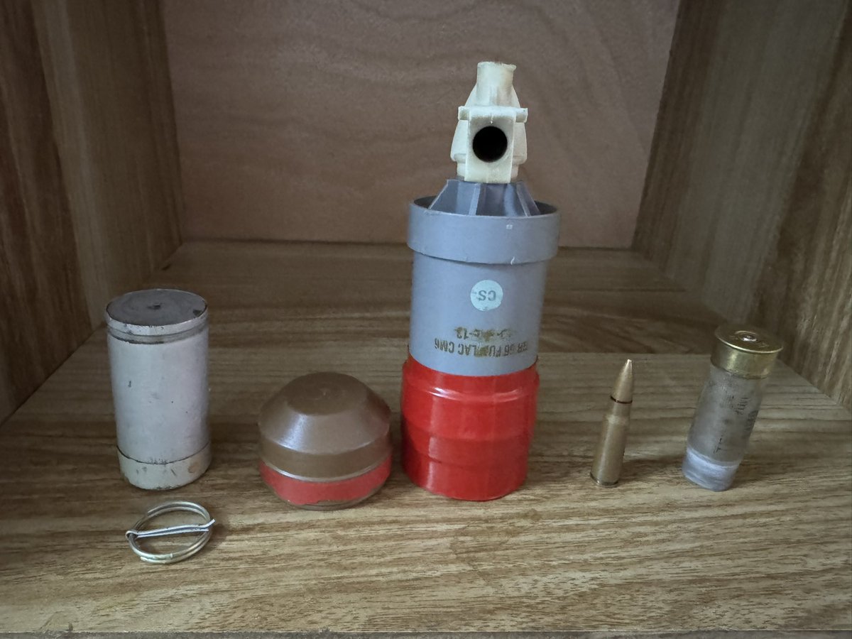 Souvenirs d’une révolution à #Madagascar. 

De gauche à droite : grenade lacrymogène chinoise, grenade lacrymogène française (Alsetex), munition russe d’AK-47, munition de chasse russe.
L’internationale de la répression au service du régime d’Andry Rajoelina. 

Mais ça n’a pas