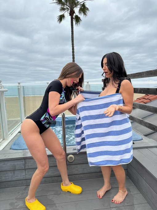 Caption this 💦 @lenatheplug https://t.co/vuWM7skXmx<a class="tags" href="/tag/lenatheplug">@lenatheplug</a>