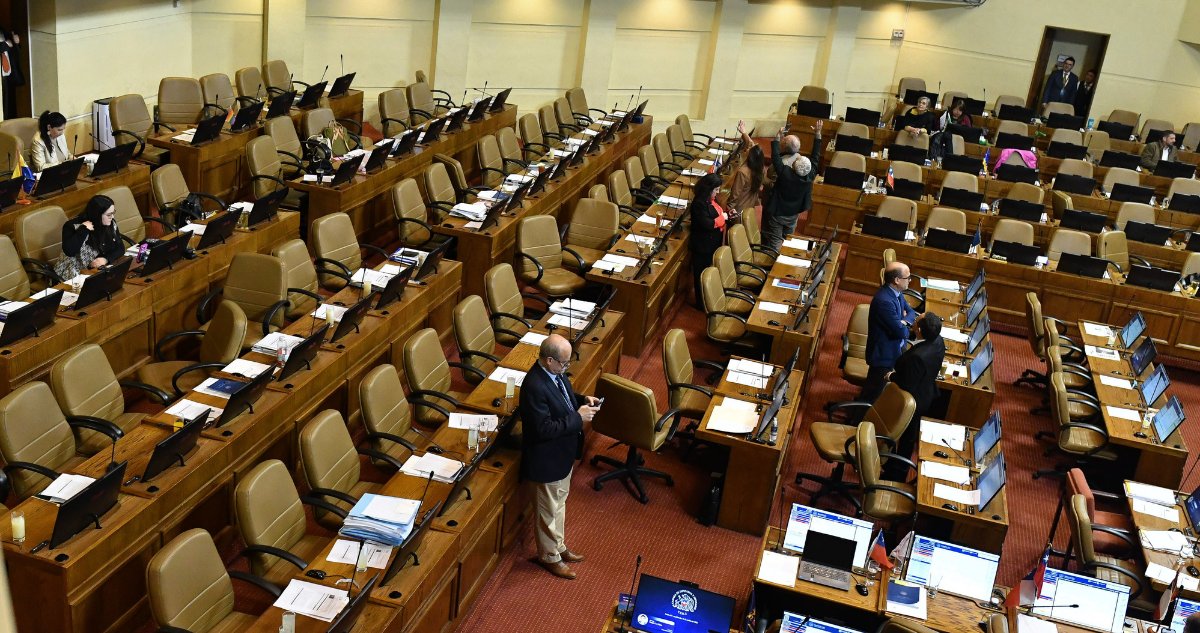 VERGONZOSO. Más de 100 diputados no asisten a trabajar y por consiguiente se tuvo q suspender la sesión. 

La multa para los parásitos q no asistieron debe ser proporcional al daño causado. Además, queda más q claro q estos no están en ese cargo para servir, sino para servirse..