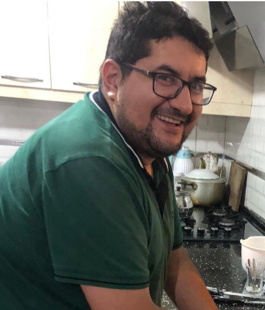 Erzurum Aziziye Koleji’nde görev yaptığı için 8 yıl 6 ay hapis cezasına çarptırılan ve 5,5 yıl cezaevinde yattıktan sonra tahliye edilen KHK’lı öğretmen Ender Gökmen (39), maalesef dün Erzurum’daki evinde geçirdiği ani bir kalp krizi sonucu hayatını kaybetti.

Uzun süren haksız